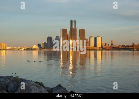 GM RENAISSANCE CENTER TOWERS (©JOHN PORTMAN 1977) skyline del centro fiume DETROIT MICHIGAN STATI UNITI Foto Stock