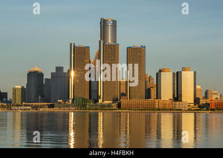 GM RENAISSANCE CENTER TOWERS (©JOHN PORTMAN 1977) skyline del centro fiume DETROIT MICHIGAN STATI UNITI Foto Stock