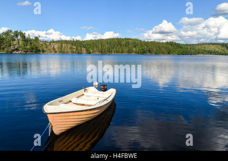 All'aperto in Svezia: barca sul lago vicino a Hedekas Foto Stock