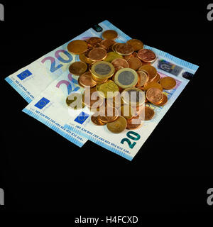 Monete e banconote in euro su sfondo nero Foto Stock