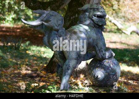 Foo cane statua in Batsford Arboretum. Foto Stock