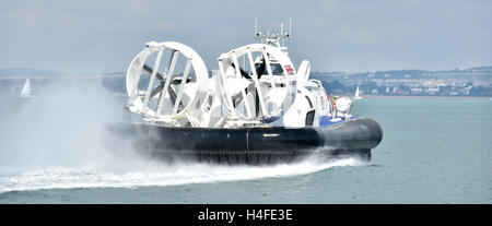 Il trasporto passeggeri Hovercraft GH-2161Isola Flyer uscire Ryde Isle of Wight trasvolata Solent acqua verso Portsmouth Inghilterra Hampshire REGNO UNITO Foto Stock