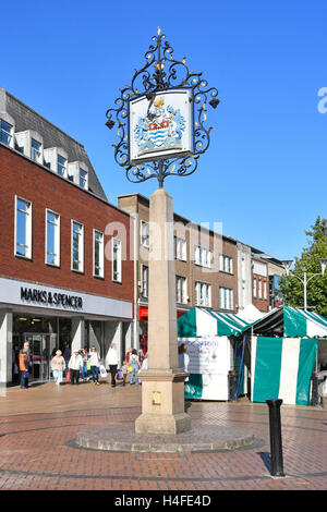 Giornata estiva del cielo blu per gli amanti dello shopping a Chelmsford City High Street e contea città stemma segno marchi E Spencers M&S negozio Essex Inghilterra UK Foto Stock