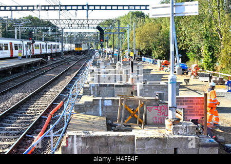 Estensione piattaforma esistente e l'installazione di ulteriore letto binario per il nuovo terminale Crossrail a Shenfield stazione in Essex parte del nuovo Regno Unito linea di Elizabeth Foto Stock