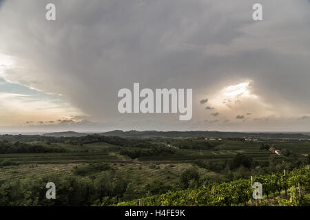 Una tempesta si growin fino oltre i campi di Italia Foto Stock