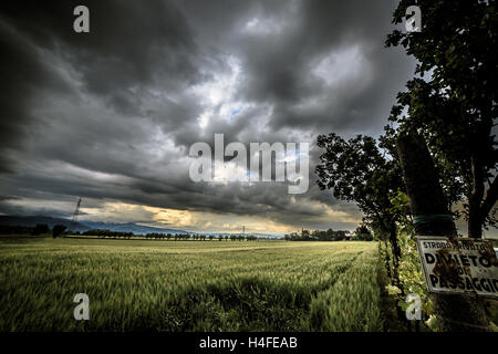 Una tempesta si growin fino oltre i campi di Italia Foto Stock