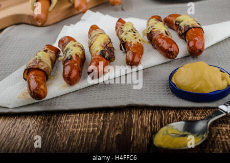 Salsicce fritte in un manto di pancetta e formaggio, hot dog, ceco Foto Stock