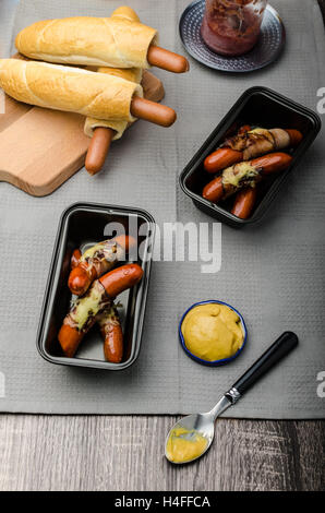 Salsicce fritte in un manto di pancetta e formaggio, hot dog, ceco Foto Stock