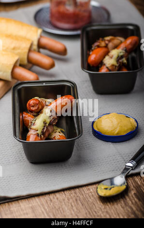 Salsicce fritte in un manto di pancetta e formaggio, hot dog, ceco Foto Stock