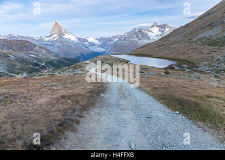 Il sentiero nella parte anteriore del Cervino, vicino Lago Stellisee, Zermatt, Svizzera. Foto Stock
