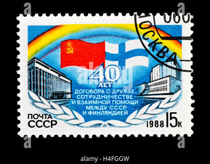 Francobollo dall'Unione Sovietica raffigurante le bandiere della URSS e della Finlandia, 40-esimo anniversario Soviet-Finnish trattato di pace. Foto Stock