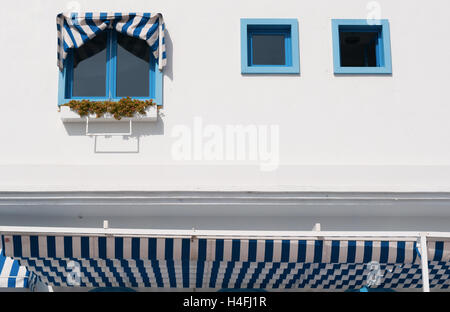 Fuerteventura Isole Canarie, Nord Africa, Spagna: outdoor decorazione in stile marina, finestre blu e tende a strisce Foto Stock