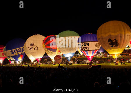 I palloni ad aria calda schierate per 2016 Bristol Balloon Fiesta la notte si illumina Foto Stock