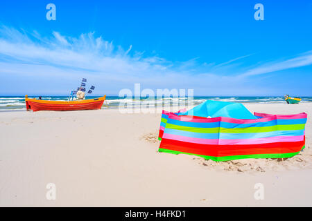 Barche da pesca e giacca a vento colorate con tenda di sabbia sul Mar Baltico beach, Polonia Foto Stock