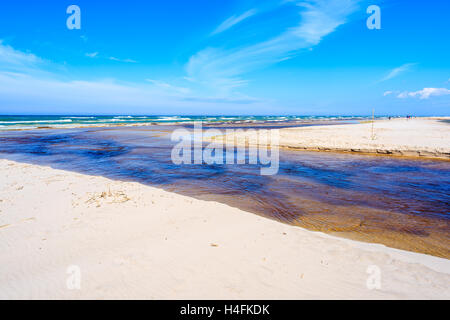 Plasnica estuario del fiume al mare sulla spiaggia di sabbia nel villaggio di Debki, Mar Baltico, Polonia Foto Stock