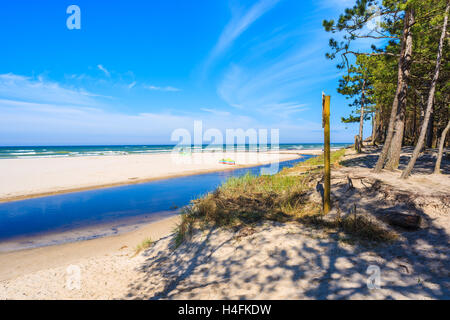 Una vista della spiaggia di sabbia bianca e Plasnica estuario del fiume al Mar Baltico, Debki villaggio costiero, Polonia Foto Stock