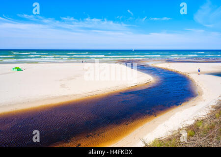 Plasnica estuario del fiume al mare sulla spiaggia di sabbia nel villaggio di Debki, Mar Baltico, Polonia Foto Stock