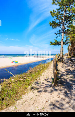 Una vista della spiaggia di sabbia bianca e Plasnica estuario del fiume al Mar Baltico, Debki villaggio costiero, Polonia Foto Stock