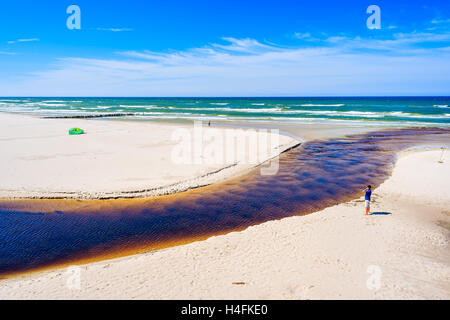 Una vista della spiaggia di sabbia bianca e Plasnica estuario del fiume al Mar Baltico, Debki villaggio costiero, Polonia Foto Stock