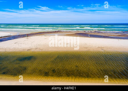 Plasnica estuario del fiume al mare sulla spiaggia di sabbia nel villaggio di Debki, Mar Baltico, Polonia Foto Stock