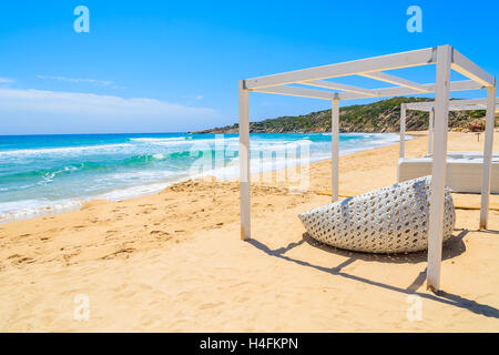 Sedia bianca sulla spiaggia di Chia e una vista bellissima sul mare, l'isola di Sardegna, Italia Foto Stock