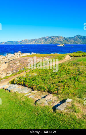 Percorso alla spiaggia sulla costa di Cala Caterina Bay, l'isola di Sardegna, Italia Foto Stock