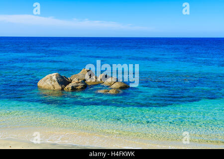 Le rocce in acqua del mare turchese, Cala Caterina spiaggia, l'isola di Sardegna, Italia Foto Stock