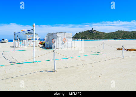 PORTO GIUNCO SPIAGGIA, SARDEGNA - 27 Maggio 2014: campo da pallavolo su Porto Giunco spiaggia sabbiosa, l'isola di Sardegna, Italia. La pallavolo è uno sport popolare di giocare su una spiaggia. Foto Stock