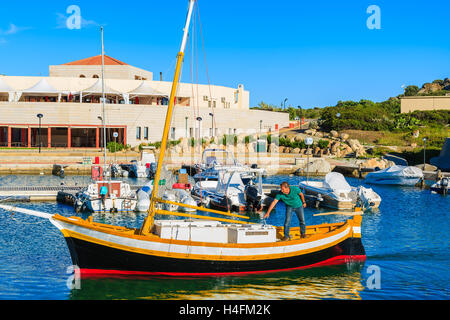 PORTO GIUNCO PORTO, SARDEGNA - 27 Maggio 2014: barca da pesca ritorna dal mare aperto al Porto Giunco porta. Molti pescatori barche di ancoraggio qui e vendere pesce fresco ai ristoranti del porto. Foto Stock