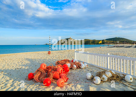 Nuoto net con boe rosse di sabbia sul Porto Giunco beach, a Villasimius, Sardegna, Italia Foto Stock