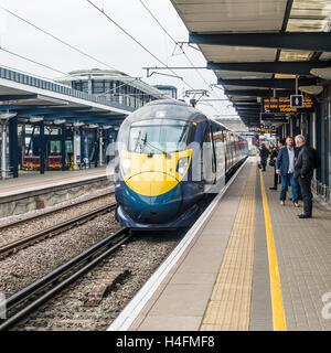 Giavellotto Treno ad alta velocità che arrivano Ashford International Station Kent England Foto Stock