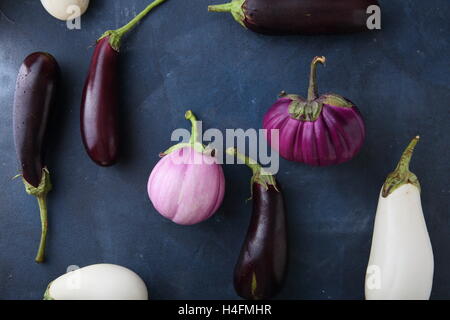 Freschi melanzane su ardesia, cibo vista superiore Foto Stock