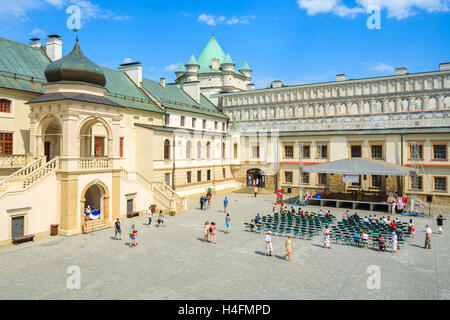 Edifici storici sul cortile del castello di Krasiczyn su soleggiate giornate estive, Polonia Foto Stock