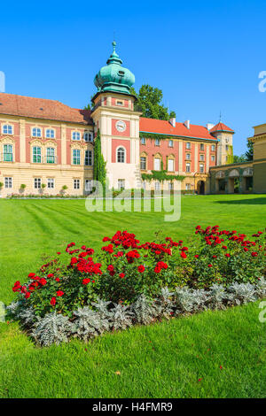 Rose rosse nei giardini del bellissimo Castello Lancut su soleggiate giornate estive, Polonia Foto Stock