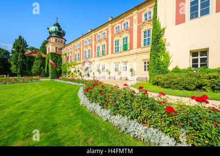 Giardini del bellissimo Castello Lancut su soleggiate giornate estive, Polonia Foto Stock