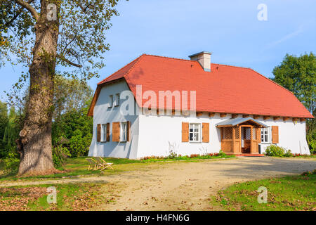 Cottage tradizionale casa in zona rurale del villaggio di Radziejowice, Polonia Foto Stock