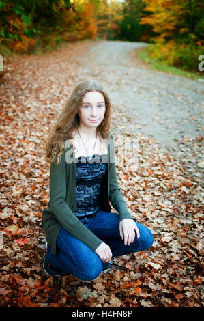 Teen girl all aperto in autunno Foto Stock