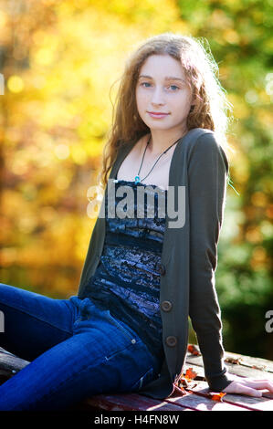 Teen girl all aperto in autunno Foto Stock