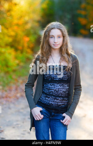 Teen girl all aperto in autunno Foto Stock