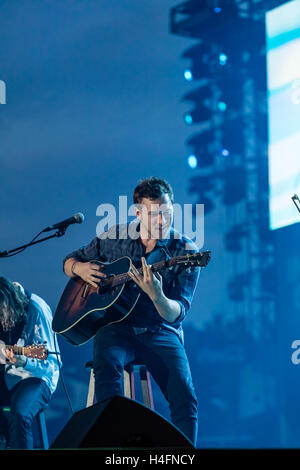 Phillip Phillips esegue alla cerimonia di chiusura per il Invictus giochi su 12 maggio 2016 presso la ESPN Wide World of Sports Complex di Orlando, in Florida. Foto Stock