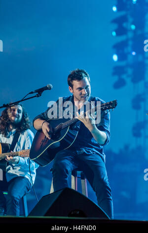 Phillip Phillips esegue alla cerimonia di chiusura per il Invictus giochi su 12 maggio 2016 presso la ESPN Wide World of Sports Complex di Orlando, in Florida. Foto Stock