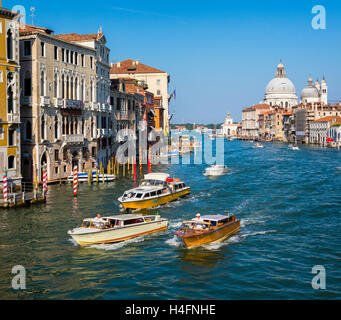 Venezia, Provincia di Venezia, regione Veneto, Italia. Vista lungo il Canal Grande fino a Santa Maria della Salute. Foto Stock