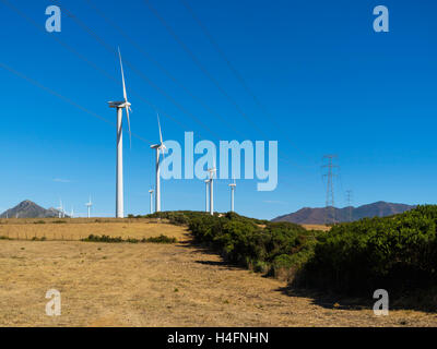 Mulini a vento di produrre energia elettrica vicino a Casares, provincia di Malaga, Andalusia, Spagna meridionale. Foto Stock