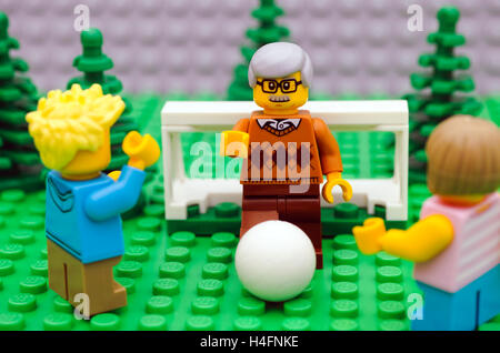 Tambov, Federazione Russa - 21 settembre 2016 Lego i bambini a giocare a calcio con il nonno nel parco. Studio shot. Foto Stock