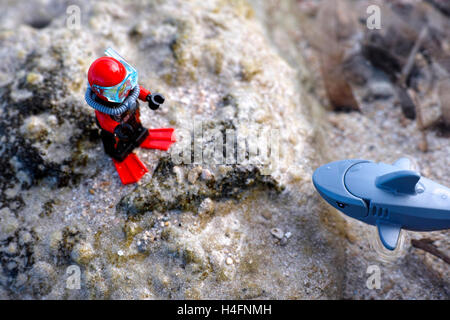 Paphos, Cipro - Ottobre 09, 2016 Lego scuba diver e squali sul fondo marino. Foto Stock