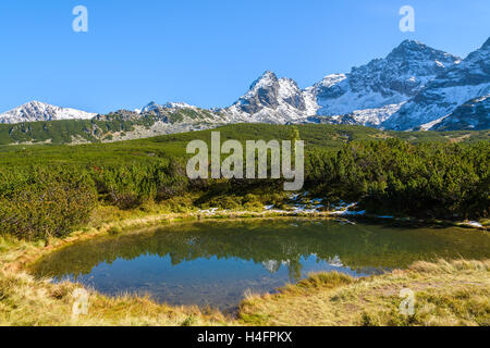 Splendido lago alpino in valle Gasienicowa nella stagione autunnale, Alti Tatra, Polonia Foto Stock