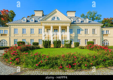 Rose rosse nella parte anteriore del bellissimo palazzo in Smilowice vicino a Cracovia in Polonia Foto Stock