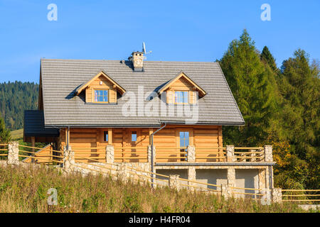 Legno casa di montagna costruita da ciocchi di legna sulla giornata di sole, Pieniny Mountains, Polonia Foto Stock