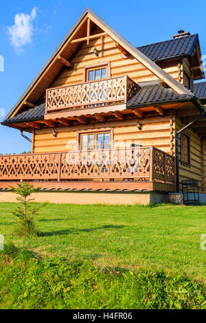 Legno casa di montagna costruita da ciocchi di legna sulla giornata di sole, Pieniny Mountains, Polonia Foto Stock