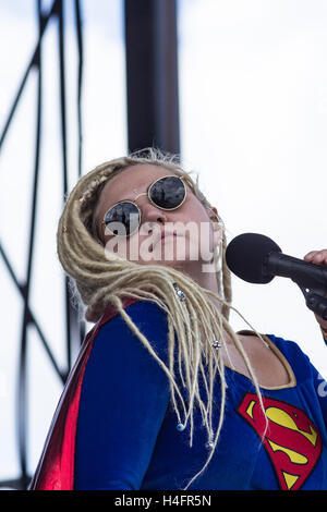 Elle re suona presso il Tortuga Music Festival il 17 aprile 2016 a Fort Lauderdale, Florida. Foto Stock